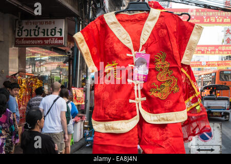 La couleur rouge est populaire pour célébrer le Nouvel An chinois, tout comme les magasins sur les marchés de quartier chinois de Bangkok, Thaïlande, Asie. Banque D'Images