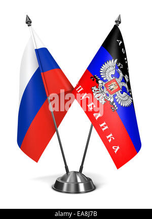 La Russie et la République populaire de Donetsk - drapeaux miniatures isolé sur fond blanc. Banque D'Images