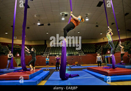 (141109) -- Vancouver (Canada), 9 novembre 2014 (Xinhua) - Un résident pratiques le tissu aérien compétences performance à l'atelier du CircusFest à Vancouver, Canada, 8 novembre 2014. Vancouver accueille le premier festival du cirque (CircusFest) présentant différents spectacles et d'ateliers d'artistes nationaux et internationaux. Pendant les quatre jours, les ateliers sont organisés par les artistes de cirque professionnels où les gens peuvent apprendre et expérimenter différentes techniques de cirque. (Xinhua/Liang Sen) Banque D'Images