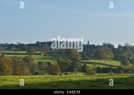 Vue panoramique vers la colline de l'EDI avec la plus haute église dans le Kent visible comme une flèche sur l'horizon Banque D'Images