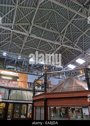 Voir à l'intérieur du marché de la construction à poutres en bois jusqu'à l'appui de la toiture du centre-ville de St Austell Restormel Milieu Corn Banque D'Images