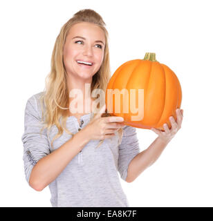 Portrait de femme heureuse avec de grandes grâces mûrs pumpkin isolé sur fond blanc, la saison des récoltes concept Banque D'Images