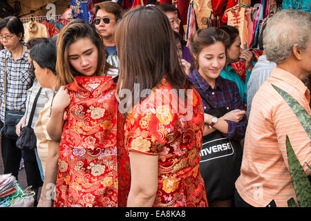 La couleur rouge est populaire pour célébrer le Nouvel An chinois,robe rouge shopping marchés Quartier chinois de Bangkok, Thaïlande, Asie. Banque D'Images