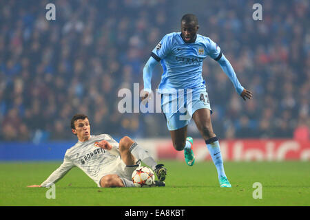 Manchester, UK. 5Th Nov, 2014. Roman Eremenko de Yaya Touré du CSKA s'attaque Manchester City - Manchester City vs CSKA Moscou - Ligue des Champions - stade Etihad - Manchester - le 05/11/2014 Philip Pic Oldham/Sportimage. © csm/Alamy Live News Banque D'Images