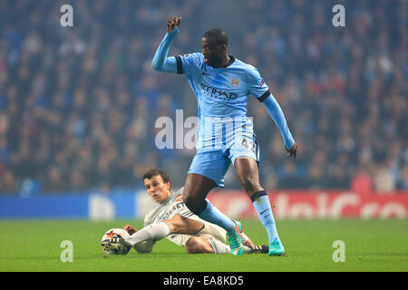 Manchester, UK. 5Th Nov, 2014. Roman Eremenko de Yaya Touré du CSKA s'attaque Manchester City - Manchester City vs CSKA Moscou - Ligue des Champions - stade Etihad - Manchester - le 05/11/2014 Philip Pic Oldham/Sportimage. © csm/Alamy Live News Banque D'Images