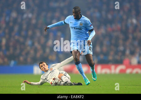 Manchester, UK. 5Th Nov, 2014. Roman Eremenko de Yaya Touré du CSKA s'attaque Manchester City - Manchester City vs CSKA Moscou - Ligue des Champions - stade Etihad - Manchester - le 05/11/2014 Philip Pic Oldham/Sportimage. © csm/Alamy Live News Banque D'Images