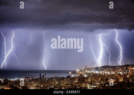 Nuit paysage urbain avec des éclairs, vue majestueuse sur la ville côtière de nuit nuit de tempête, avec fermeture éclair lumineux skyscape dramatique Banque D'Images
