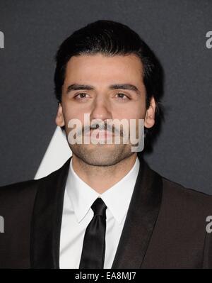 Los Angeles, CA, USA. Nov 8, 2014. Oscar Isaac à arrivés pour la remise des Prix 2014 Gouverneurs organisé par l'AMPAS - Partie 2, Ray Dolby Ballroom au Hollywood and Highland Center, Los Angeles, CA, 8 novembre 2014. Crédit : David Longendyke/Everett Collection/Alamy Live News Banque D'Images