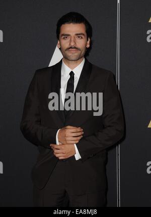 Los Angeles, CA, USA. Nov 8, 2014. Oscar Isaac à arrivés pour la remise des Prix 2014 Gouverneurs organisé par l'AMPAS - Partie 2, Ray Dolby Ballroom au Hollywood and Highland Center, Los Angeles, CA, 8 novembre 2014. Crédit : David Longendyke/Everett Collection/Alamy Live News Banque D'Images