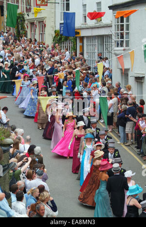 La danse principale en descendant la rue de l'Église sur la flore jour Kerrier Helston Cornwall sud ouest sud-ouest de l'Angleterre UK Banque D'Images