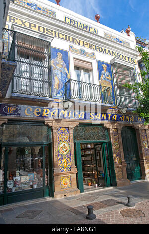 Ceramica Santa Ana Les carreaux en céramique boutique et exposition permanente, Triana, Séville, Espagne Banque D'Images