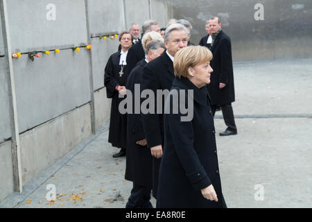 La chancelière Angela Merkel (CDU), et Klaus Wowereit entre autres celebrits roses pose au Mémorial du Mur de Berlin au 25e anniversaire de la chute du Mur de Berlin le 9 novembre 2014 à Berlin, Allemagne. / Photo : Banque D'Images
