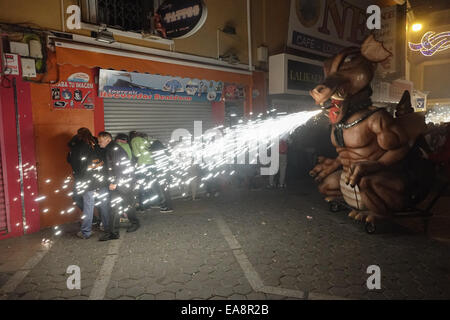 Le déménagement d'incendie ou de produits pyrotechniques spectaculaires correfoc a eu lieu à 2h00, serpentant à travers la vieille ville avec une bande de tambour battant, suivant un rythme effréné, la penya membres s'enflammer sur des bâtons d'artifice et fusées, la pulvérisation des gens dans la foule, avec certains caractères pourchassant les gens avec un taureau ou dragon crachant des étincelles. à la fin du spectacle il y a un feu d'artifice sur le promontoire donnant sur Benidorm. Banque D'Images