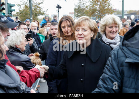 La chancelière Angela Merkel (CDU), et Klaus Wowereit, Maire de Berlin, l'éclairage des bougies au monument commémoratif pour les victimes du Mur de Berlin à l'occasion du 25e anniversaire de la chute du Mur de Berlin au Mémorial du Mur de Berlin le 9 novembre 2014 à Berlin, Allemagne. Banque D'Images