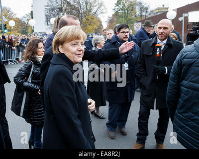 La chancelière Angela Merkel (CDU), et Klaus Wowereit, Maire de Berlin, l'éclairage des bougies au monument commémoratif pour les victimes du Mur de Berlin à l'occasion du 25e anniversaire de la chute du Mur de Berlin au Mémorial du Mur de Berlin le 9 novembre 2014 à Berlin, Allemagne. Banque D'Images