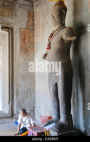 Séance du peuple cambodgien pour prier avec Vishnou statue image Style cambodgien à Angkor Wat le 13 avril 2009 à Siem Reap, l'Cambodi Banque D'Images
