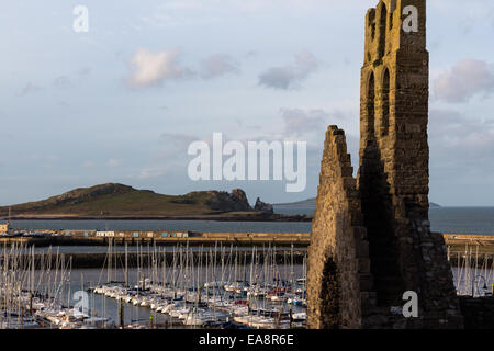 Une photo des ruines de l'église St Marys à Howth et marina Banque D'Images