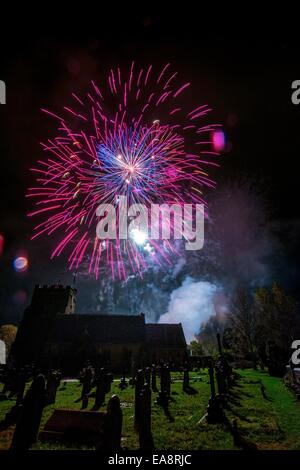 Procession de joie pour la mémoire. Spectateurs alignés le long des rues de l'East Sussex Village de East Hoathly near Lewes hier soir pour regarder le feu embrase bannières réalisées comme un acte de souvenir, en route vers une immense sculpture de bois et feu d'artifice. La société a célébré le Carnaval villageois tombé dans la première et la seconde guerre mondiale depuis 90 ans. Ant d'artifice à la fin de la soirée au-dessus de l'église paroissiale. Banque D'Images