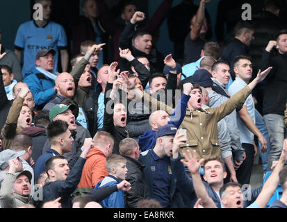 Manchester, UK. 2e Nov, 2014. Manchester City's fans célèbrent à la sifflet final.- Barclays Premier League - Manchester City vs Manchester Utd - stade Etihad - Manchester - Angleterre - 2 novembre 2014 - Photo David Klein/Sportimage. © csm/Alamy Live News Banque D'Images