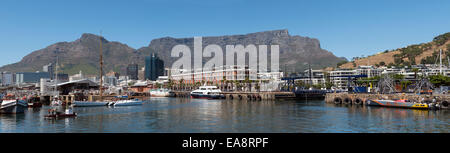Vue panoramique sur le vieux port et la montagne de la Table, Cape Town, Afrique du Sud Banque D'Images