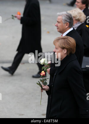 Berlin, Allemagne. Nov 9, 2014. La chancelière allemande Angela Merkel(avant) participe à une activité de mémorial pour commémorer le 25e anniversaire de la chute du Mur de Berlin à Berlin, Allemagne, le 9 novembre 2014. Credit : Zhang Fan/Xinhua/Alamy Live News Banque D'Images