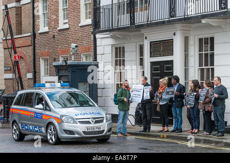 Des militants des droits de l'organiser une manifestation devant l'arrivée de président ougandais, Yoweri Museveni, à Londres pour le UK-Ouganda Conférence d'affaires à Lancaster House. Le Président Museveni a récemment signé une loi anti-gay en Ouganda. Où : Londres, Banque D'Images