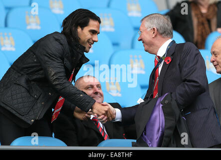 Manchester, UK. 2e Nov, 2014. L'ancien manager Sir Alex Ferguson, accueille le joueur blessé Falcao - Barclays Premier League - Manchester City vs Manchester Utd - stade Etihad - Manchester - Angleterre - 2 novembre 2014 - Photo David Klein/Sportimage. © csm/Alamy Live News Banque D'Images