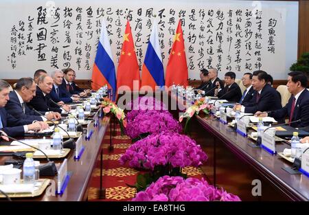 Beijing, Chine. Nov 9, 2014. Le président chinois Xi Jinping rencontre le président russe Vladimir Poutine à Pékin, capitale de la Chine, le 9 novembre, 2014. Credit : Rao Aimin/Xinhua/Alamy Live News Banque D'Images