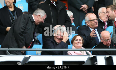 Manchester, UK. 2e Nov, 2014. L'ancien manager Sir Alex Ferguson, ancien chef de l'exécutif des blagues avec David Gill - Barclays Premier League - Manchester City vs Manchester Utd - stade Etihad - Manchester - Angleterre - 2 novembre 2014 - Photo David Klein/Sportimage. © csm/Alamy Live News Banque D'Images