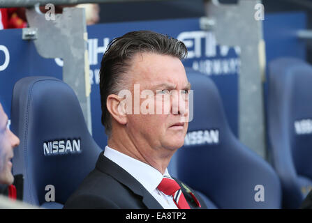 Manchester, UK. 2e Nov, 2014. Louis Van Gaal manager de Manchester United prend sa place dans l'étang - Barclays Premier League - Manchester City vs Manchester Utd - stade Etihad - Manchester - Angleterre - 2 novembre 2014 - Photo David Klein/Sportimage. © csm/Alamy Live News Banque D'Images