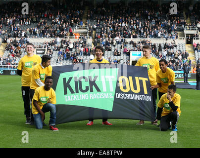 Newcastle, Royaume-Uni. 1er novembre 2014. Les enfants avec un Kick it out anti racism poster - Barclays Premier League - Manchester United Newcastle vs Liverpool - St James' Park Stadium - Newcastle upon Tyne - Angleterre - 1er novembre 2014 - Photo Simon Bellis/Sportimage © csm/Alamy Live News Banque D'Images