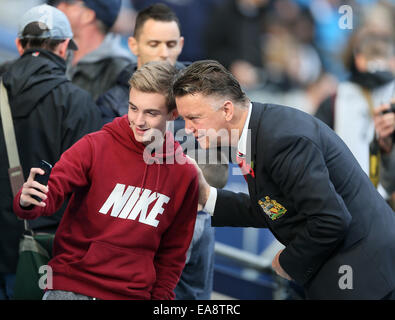 Manchester, UK. 2e Nov, 2014. Manchester United, Louis Van Gaal pose avec Manchester City fans.- Barclays Premier League - Manchester City vs Manchester Utd - stade Etihad - Manchester - Angleterre - 2 novembre 2014 - Photo David Klein/Sportimage. © csm/Alamy Live News Banque D'Images