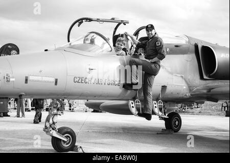 Un jeune garçon se fait preuve d'une armée de l'air tchèque Aero L-159 Alca'aéronef polyvalent au Malte International Airshow 2014 Banque D'Images