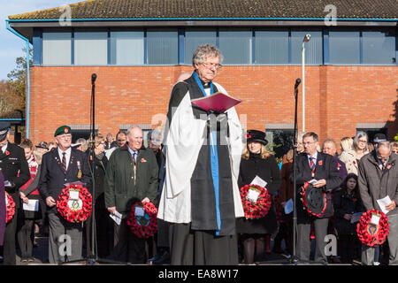 Shinfield, Reading, Berkshire, Royaume-Uni, le 9 novembre 2014. Le service mène l'Aumônerie où les gens paient leurs égards sur Dimanche du souvenir pour se souvenir du passé dans les guerres mondiales et autres conflits. Credit : Danny Callcut / Alamy Live News Banque D'Images