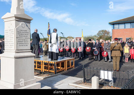 Shinfield, Reading, Berkshire, Royaume-Uni, le 9 novembre 2014. Les gens leurs respects au service sur Dimanche du souvenir pour se souvenir de l'armée déchue dans Guerres mondiales et autres conflits. Credit : Danny Callcut / Alamy Live News Banque D'Images