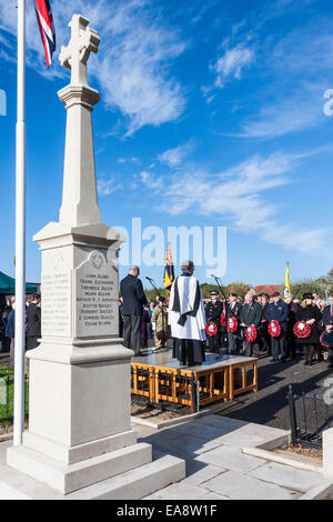 Shinfield, Reading, Berkshire, Royaume-Uni, le 9 novembre 2014. Les gens leurs respects au service sur Dimanche du souvenir pour se souvenir de l'armée déchue dans Guerres mondiales et autres conflits. Credit : Danny Callcut / Alamy Live News Banque D'Images