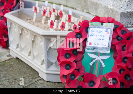 9 novembre 2014. Bournemouth, Dorset, UK. Souvenir du dimanche pour rendre hommage et se souvenir de ceux qui ont perdu la vie dans les guerres. Nous nous souviendrons d'eux et de croix couronne pavot - Signification et dépôt de gerbe au Monument aux morts dans les jardins du centre Crédit : Carolyn Jenkins/Alamy Live News Banque D'Images