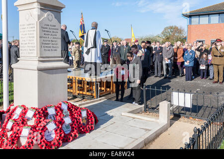 Shinfield, Reading, Berkshire, Royaume-Uni, le 9 novembre 2014. Les enfants de l'école d'Oakbank gratuitement leurs respects au service sur Dimanche du souvenir pour se souvenir de l'armée déchue dans Guerres mondiales et autres conflits. Credit : Danny Callcut / Alamy Live News Banque D'Images