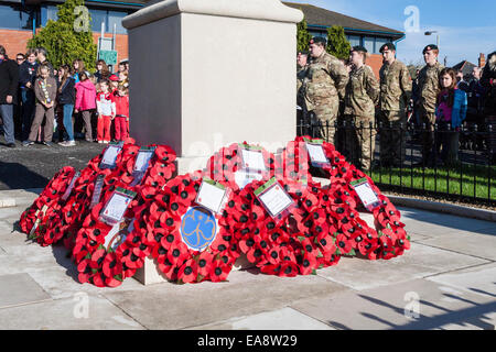 Shinfield, Reading, Berkshire, Royaume-Uni, le 9 novembre 2014. Les gens leurs respects au service sur Dimanche du souvenir pour se souvenir de l'armée déchue dans Guerres mondiales et autres conflits. Credit : Danny Callcut / Alamy Live News Banque D'Images