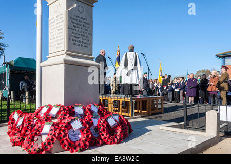 Shinfield, Reading, Berkshire, Royaume-Uni, le 9 novembre 2014. Les gens leurs respects au service sur Dimanche du souvenir pour se souvenir de l'armée déchue dans Guerres mondiales et autres conflits. Credit : Danny Callcut / Alamy Live News Banque D'Images