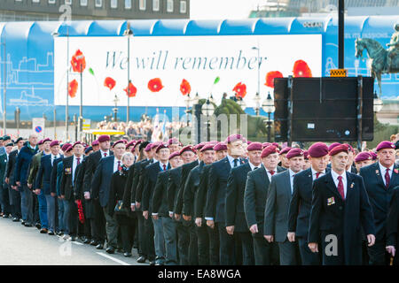 Des milliers de Lime Street de remplissage en face de St George's Hall à Liverpool le dimanche, Novembre 9, 2014 pour rendre hommage au Dimanche du souvenir à ceux qui ont combattu dans les guerres et les conflits. Crédit : Christopher Middleton/Alamy Live News Banque D'Images