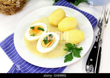 Une assiette avec des œufs et des pommes de terre à la moutarde Banque D'Images