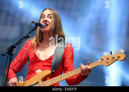 BARCELONA - 30 MAI : Este Haim, bassiste de Haim band, performance par Heineken Primavera Sound Festival 2014 (PS14). Banque D'Images