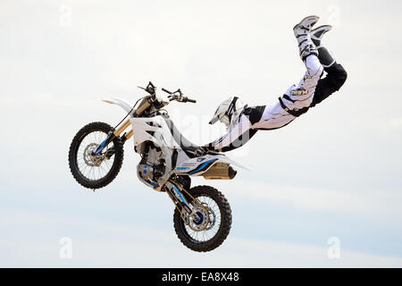 Barcelone - 28 juin : un cavalier professionnel à la FMX (motocross freestyle) compétition à LKXA Extreme Sports Jeux de Barcelone. Banque D'Images