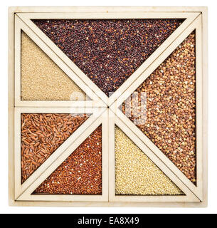 Variété de céréales sans gluten (rouge et noir le quinoa, le sarrasin, brown rive, l'amarante et millet) dans un plateau en bois Banque D'Images