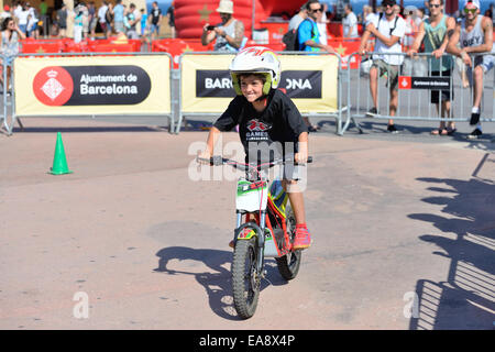 Barcelone - 28 juin : un enfant de la FMX (motocross freestyle) concours junior à LKXA Extreme Sports Jeux de Barcelone. Banque D'Images