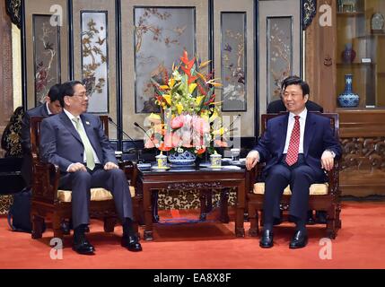 Beijing, Chine. Nov 9, 2014. Le Vice-président chinois Li Yuanchao (R) rencontre avec le Président Laotien Choummaly Sayasone à Beijing, capitale de Chine, le 9 novembre, 2014. Crédit : Li Tao/Xinhua/Alamy Live News Banque D'Images