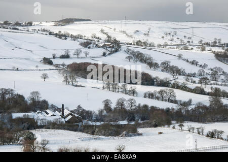 Toit couvert de neige d'un ancien moulin avec cheminée dans un paysage enneigé anglais dans le Nord de l'Angleterre. Banque D'Images