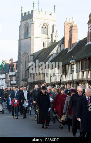 9 novembre 2014. Stratford-upon-Avon, Warwickshire, Angleterre, Royaume-Uni. La parade de dimanche du souvenir passe par Stratford-upon-Avon centre-ville. Banque D'Images