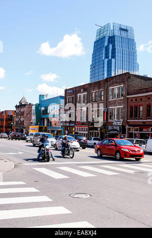 Broadway inférieur à Nashville avec l'apogée des capacités dans l'arrière-plan Banque D'Images